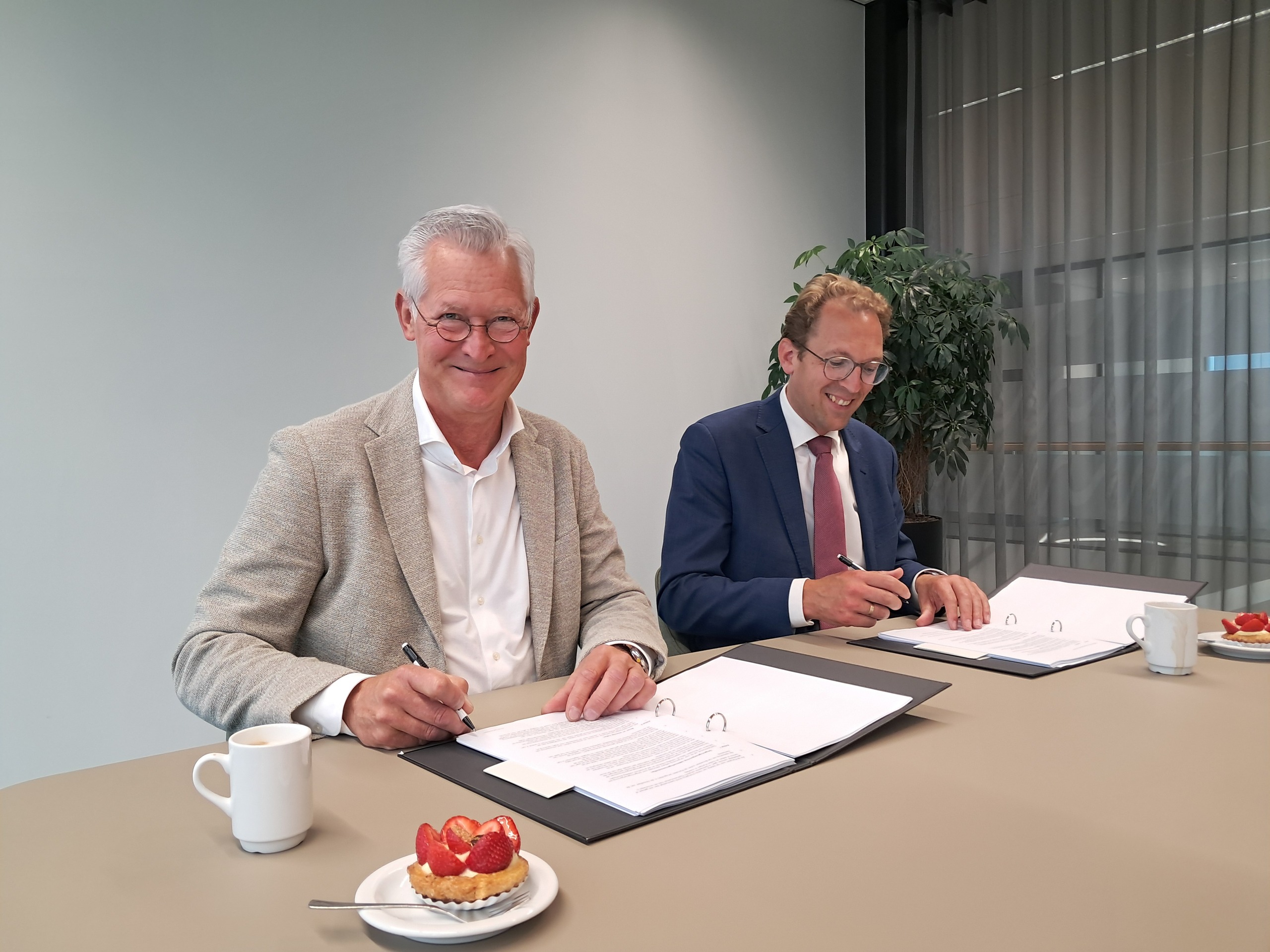 Wethouder en ontwikkelaar ondertekenen de overeenkomst 