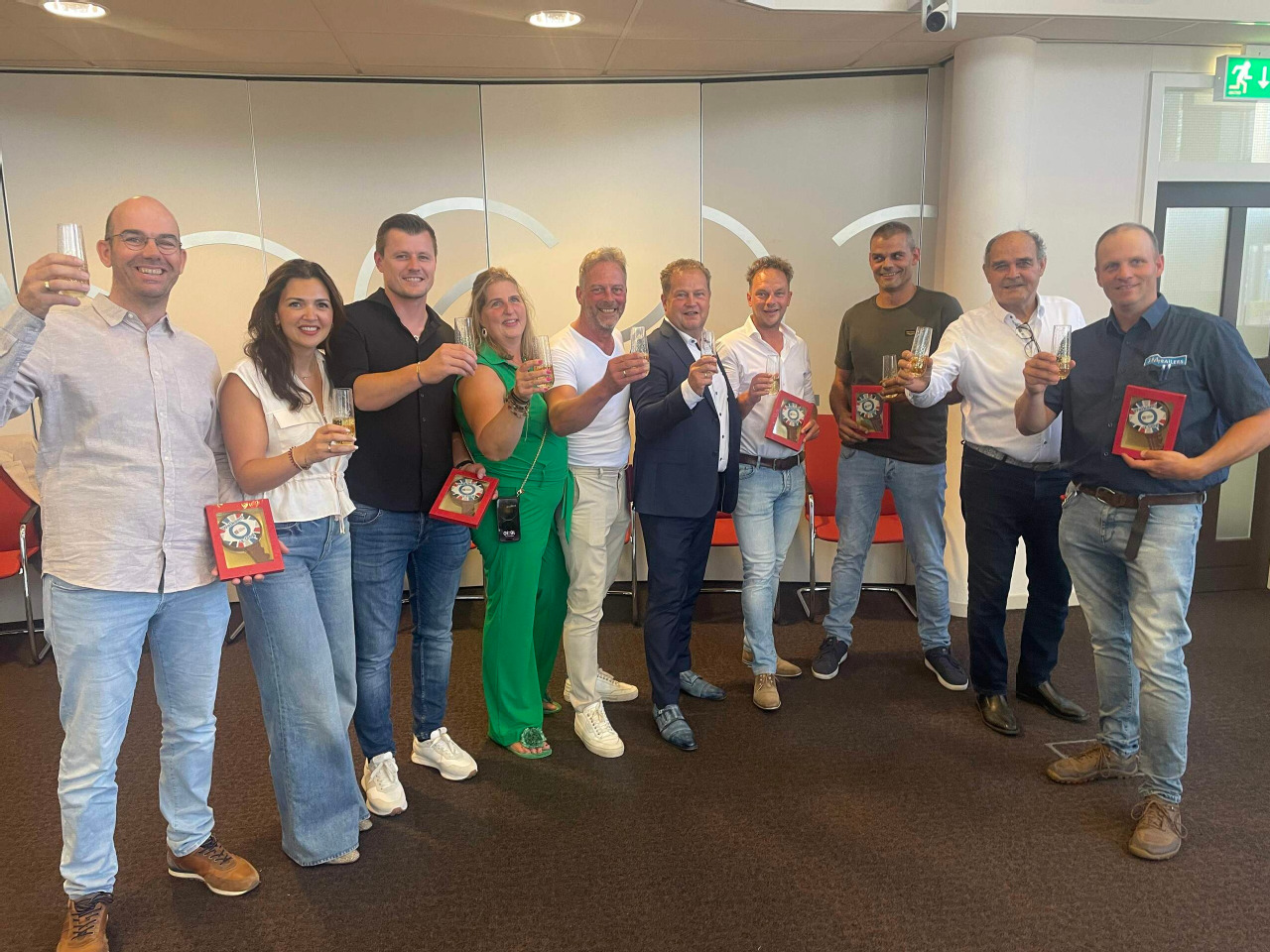 Wethouder Jan Nederveen toast met de toekomstige grondeigenaren. 