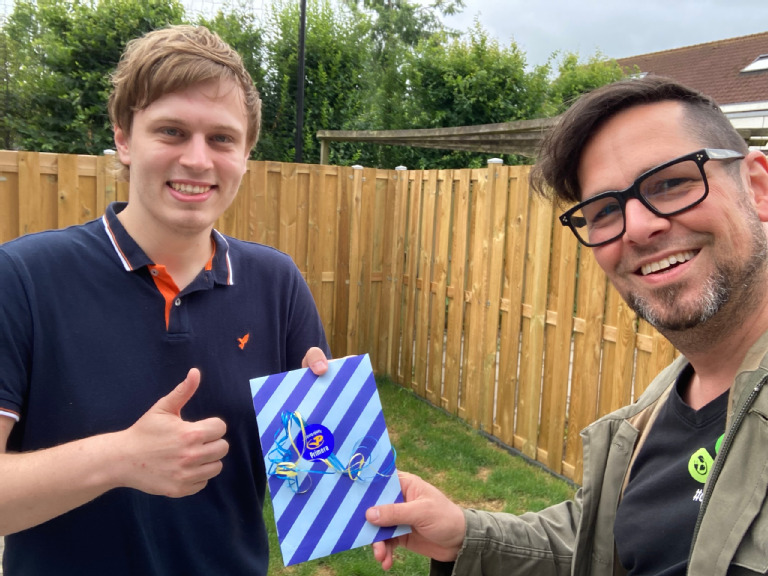 Marco ontvangt de tuinbon uit handen van Rick