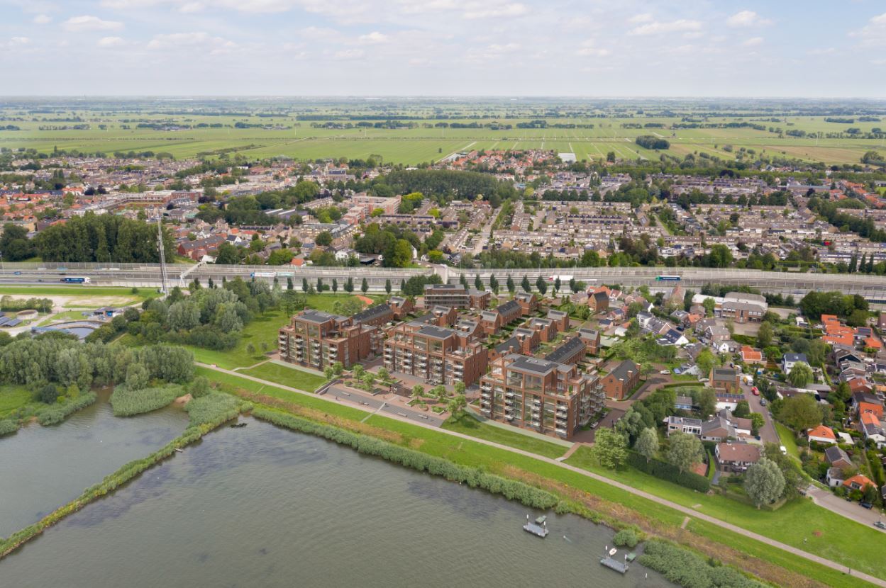 Artist impresion van podium IJzergieterij van boven bekeken. Podium ligt aan de rivier. Daarachter ligt woonwijk de Ijzergieterij