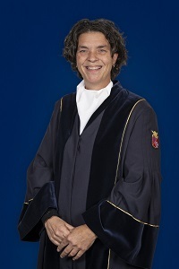 Anke in haar toga. Grote glimlach op haar gezicht.