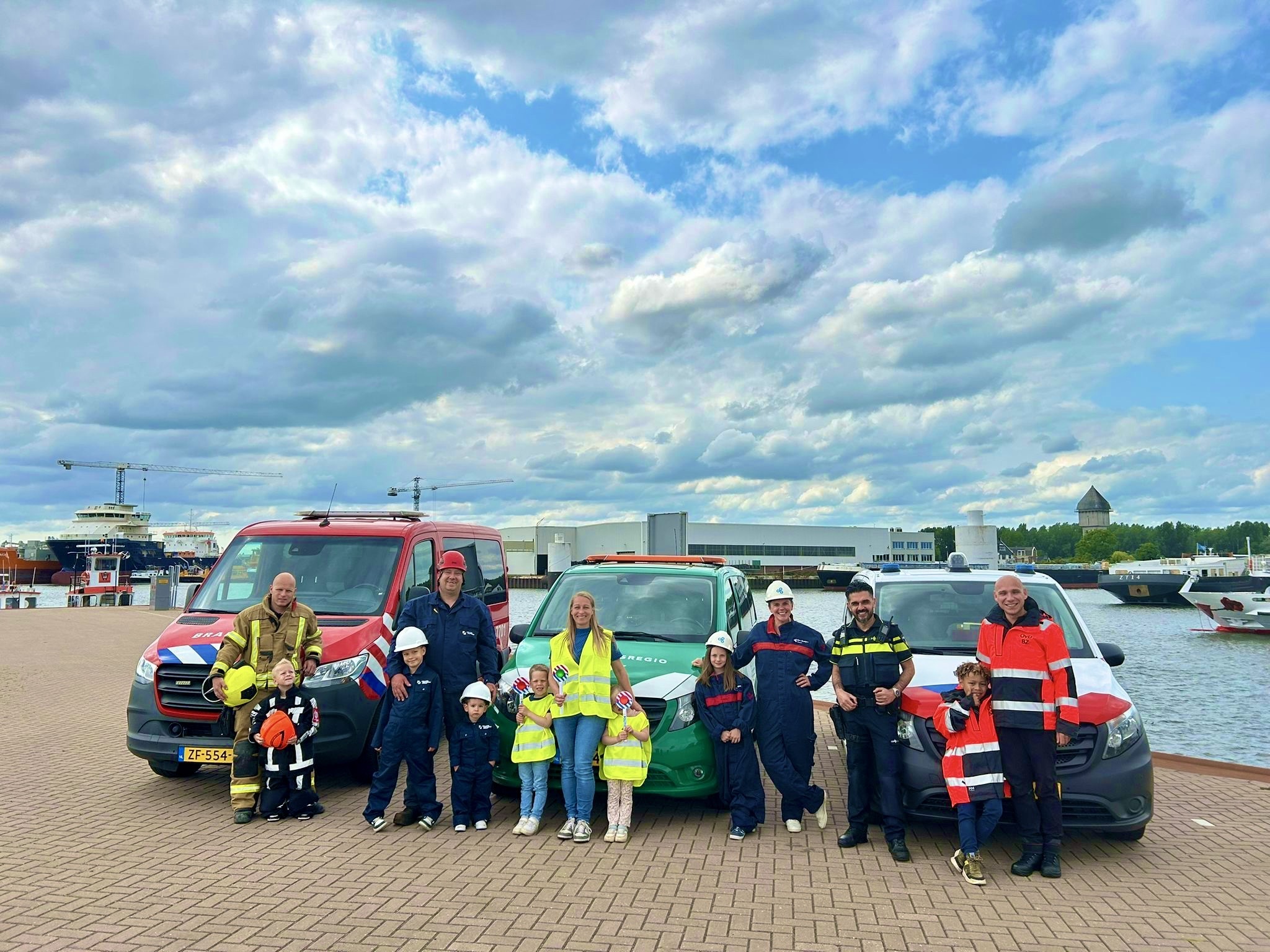 Brandweer, politie en Veiligheidsregio laten voertuigen en medewerkers zien die klaar staan voor een leuke dag in de haven.